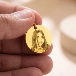 Collar con foto personalizada plaquita dorada mujer