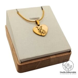 Colgante de Corazón Dorado con Fotograbado Personalizado