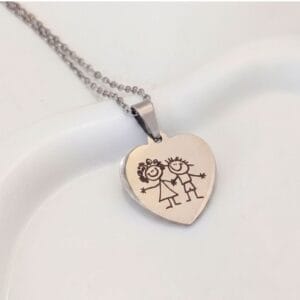 Collar para mujer grabado en forma de corazon