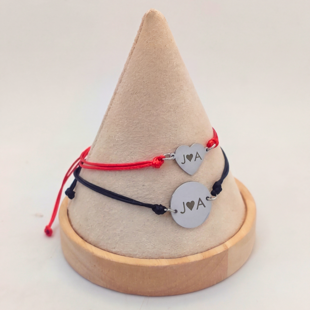 Pulseras de hilo con iniciales para parejas. pulseras con iniciales para parejas