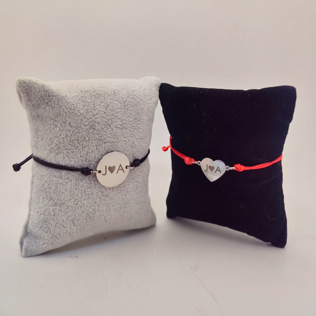 Pulseras de hilo con iniciales para parejas. pulseras con iniciales para parejas