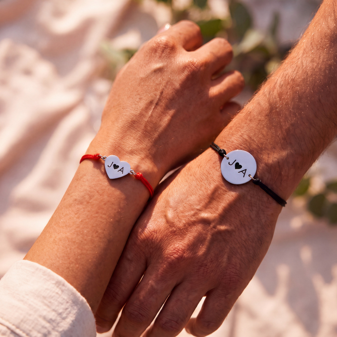 Pulseras de hilo con iniciales para parejas. pulseras de hilo para parejas