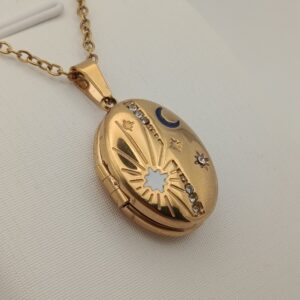 Collar relicario ovalado con destellos